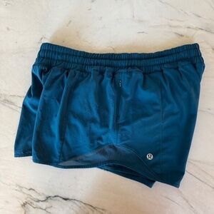 Lululemon hotty-hot low-rise 4" shorts